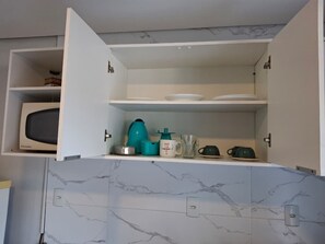 Honeymoon appartement, uitzicht op tuin | Privékeuken | Een koelkast, een microgolfoven, een oven, kookgerei, borden en bestek