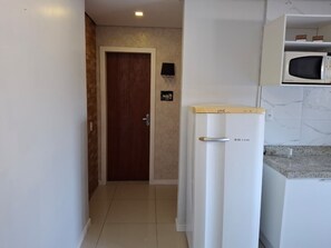 Apartamento de luna de miel, vistas al jardín | Cocina privada | Frigorífico, microondas, horno y utensilios de cocina