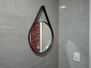 Honeymoon appartement, uitzicht op tuin | Badkamer | Een douche, handdoeken, toiletpapier