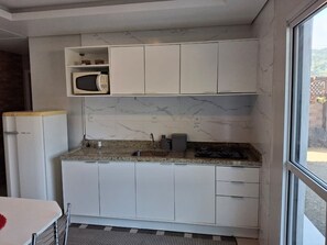 Apartemen Bulan Madu, pemandangan kebun | Dapur pribadi | Lemari es, microwave, oven, dan peralatan masak/sendok-piring