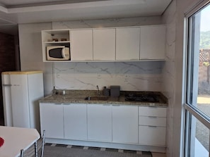 Apartemen Bulan Madu, pemandangan kebun | Dapur pribadi | Lemari es, microwave, oven, dan peralatan masak/sendok-piring