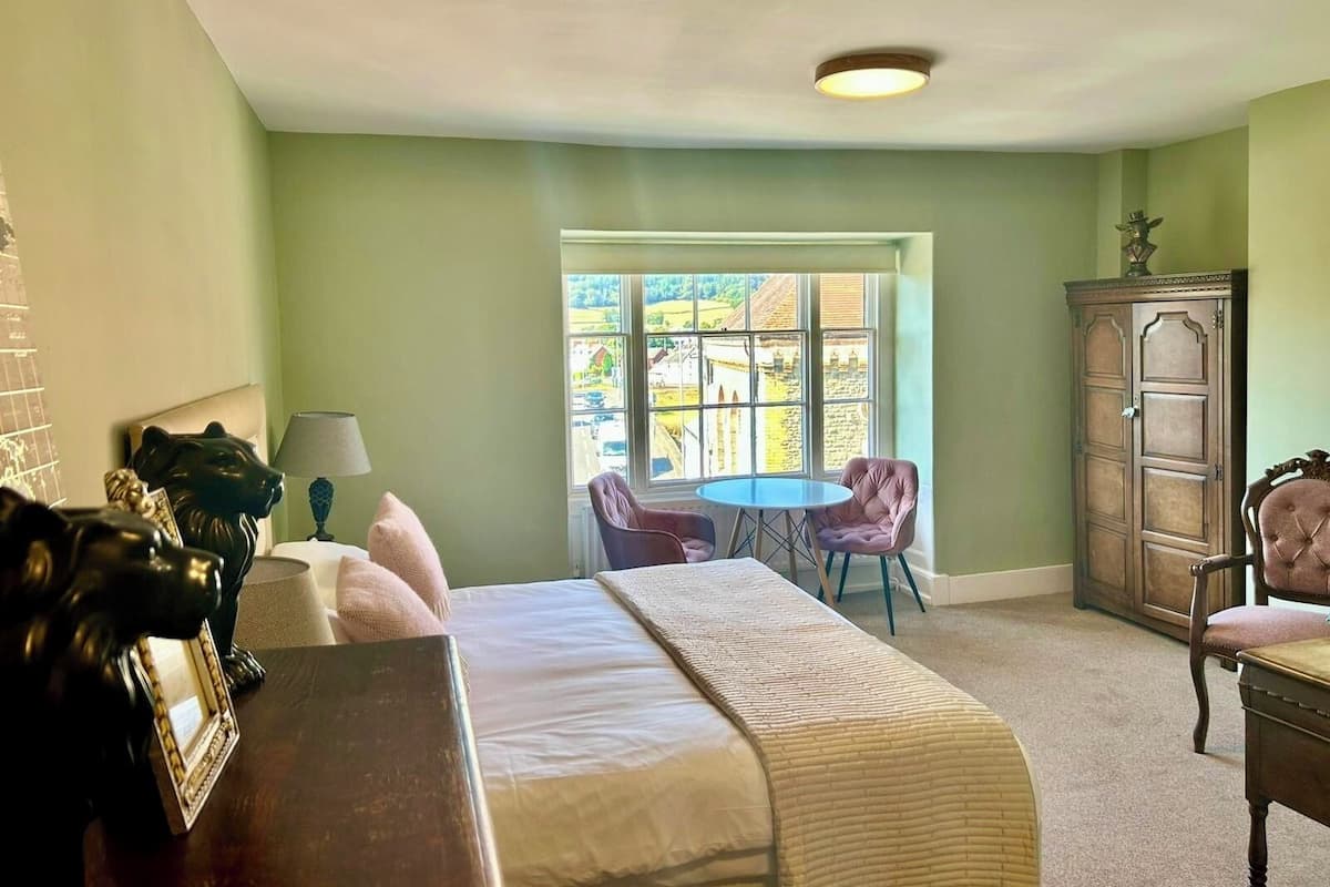 Laptop workspace, free WiFi