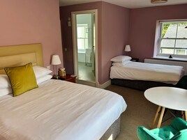 Espacio para trabajar con laptop y wifi gratis 