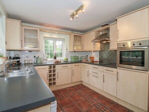 コテージ | 専用キッチン | 食器洗い機、調理器具と食器