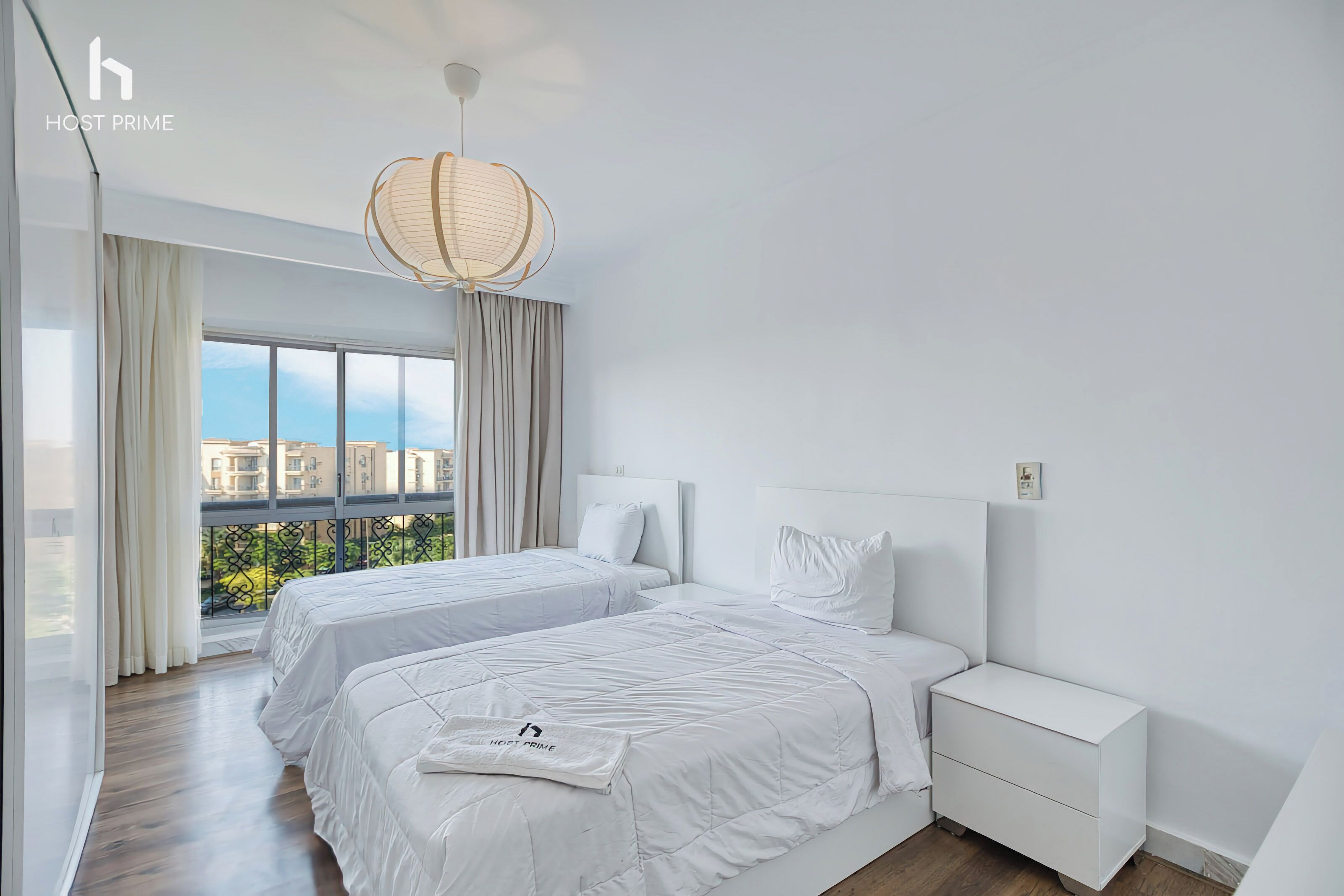 Appartement, uitzicht op tuin | Een kluis op de kamer, verduisterende gordijnen