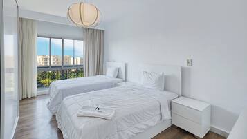 Appartement, uitzicht op tuin | Een kluis op de kamer, verduisterende gordijnen