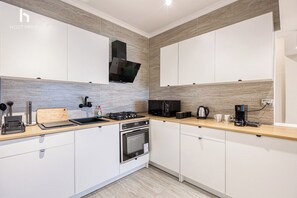 Apartment, Garden View | Private kitchen | Espresso maker, coffee/tea maker