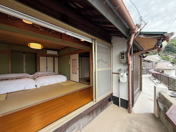 Panoramic House, Balcony, Hill View | Iron/ironing board, WiFi (free), bed sheets - Ryu no Torimichi (Onomichi)