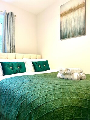 2 bedrooms, iron/ironing board, internet, bed sheets