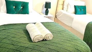 2 bedrooms, iron/ironing board, internet, bed sheets