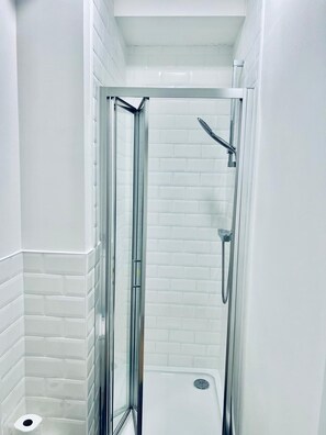 Een haardroger, handdoeken