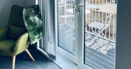 Cozy Flats Near Strood Station