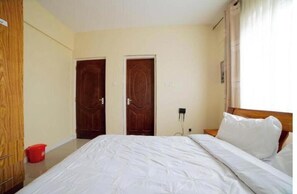 1 bedroom, internet, bed sheets - Budget Double Room (Nairobi)