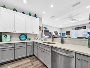 冷蔵庫、電子レンジ、オーブン、コンロ