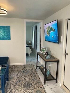 Interior - Lovely 2-bedroom mobile home with AC in Okeechobee, on the canal near the locks. (Okeechobee)