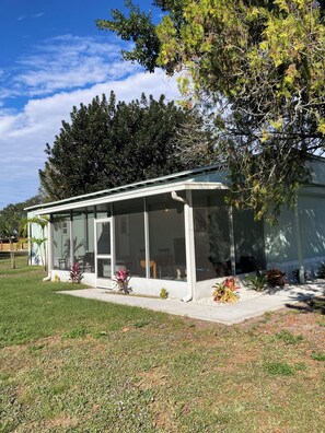 Exterior - Lovely 2-bedroom mobile home with AC in Okeechobee, on the canal near the locks. (Okeechobee)