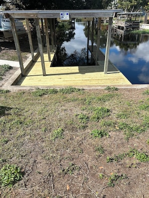 Property grounds - Lovely 2-bedroom mobile home with AC in Okeechobee, on the canal near the locks. (Okeechobee)