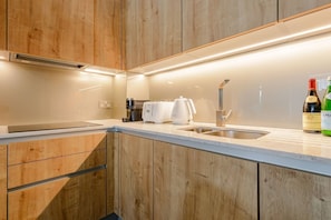 Microondas, horno, placa de cocina, lavavajillas