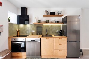 雪櫃、微波爐、焗爐、爐具