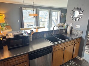 Kjøleskap, mikrobølgeovn, ovn og kokeplater