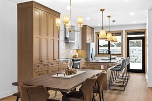 Kylskåp, mikrovågsugn, ugn och spishäll