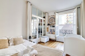 2 bedrooms, iron/ironing board, free WiFi, bed sheets - Lovely 2BR Flat with balcony - Eiffel Tower & Seine (Paris)
