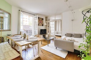 2 makuuhuonetta, silitysrauta/-lauta, ilmainen Wi-Fi, vuodevaatteet