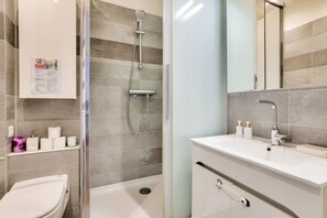 Dusche, Handtücher, Toilettenpapier