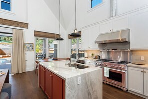 Een koelkast, een magnetron, een kookplaat, een vaatwasser