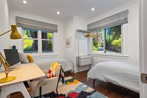 3 bedrooms, desk, iron/ironing board, WiFi