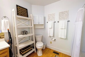 Suihku, hiustenkuivaaja, pyyhkeet, saippua