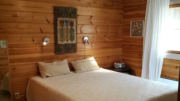 2 bedrooms, iron/ironing board, WiFi