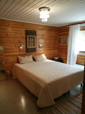 2 bedrooms, iron/ironing board, WiFi