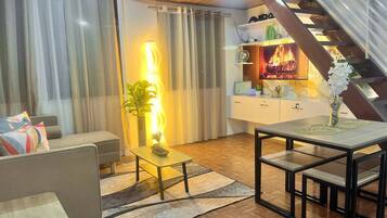 Cabin, 1 Bedroom, Smoking, Garden View | Living room