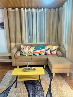 Cabin, 1 Bedroom, Smoking, Garden View | Living area