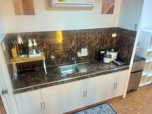 Cabin, 1 Bedroom, Smoking, Garden View | Private kitchen