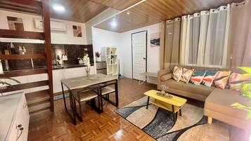 Cabin, 1 Bedroom, Smoking, Garden View | Living area