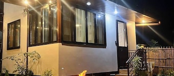 Bloomstone Urban Chill Cabin