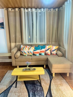 Cabin, 1 Bedroom, Smoking, Garden View | Living area
