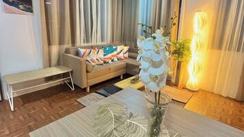 Cabin, 1 Bedroom, Smoking, Garden View | Dining
