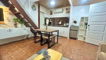Cabin, 1 Bedroom, Smoking, Garden View | Dining room