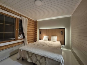 2 bedrooms, iron/ironing board, WiFi