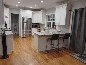 ثلاجة، ميكروويف، فرن، موقد طهي مسطح