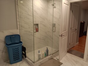 Secador de cabelo, toalhas de banho, sabonete, shampoo