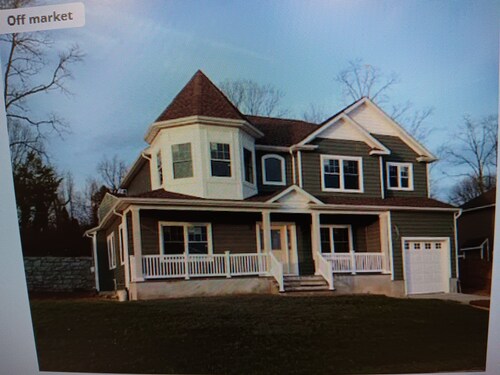 Walking distance Golf Course 4-bedroom house with Living  Dining and Family Room