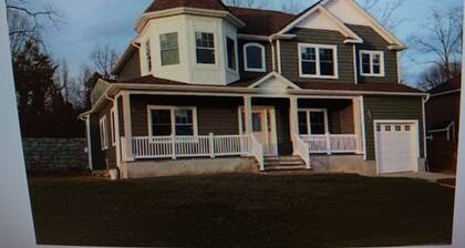 Walking distance Golf Course 4-bedroom house with Living Dining and Family Room