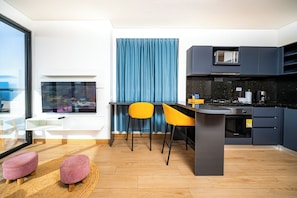 Private kitchen - King Bed - Smart Tvs - WIFI - Gym - FREE Parking - Cold AC - Nice View - Pool (Cartagena)