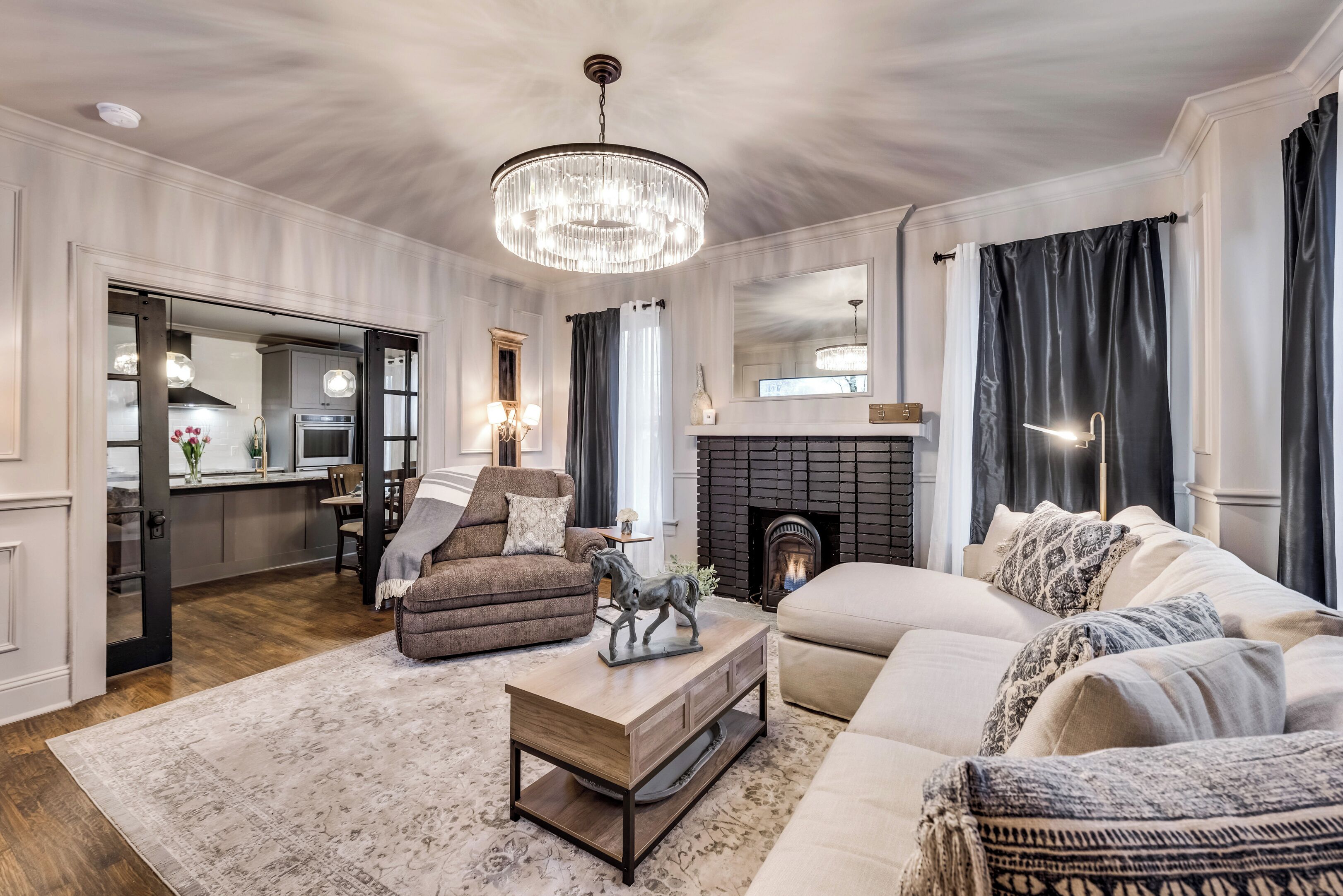 スマートテレビ、暖炉、書斎 / ワークスペース