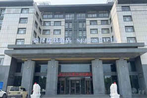 Entrada de hotel com uma placa que diz 'SEN DIPTA'.