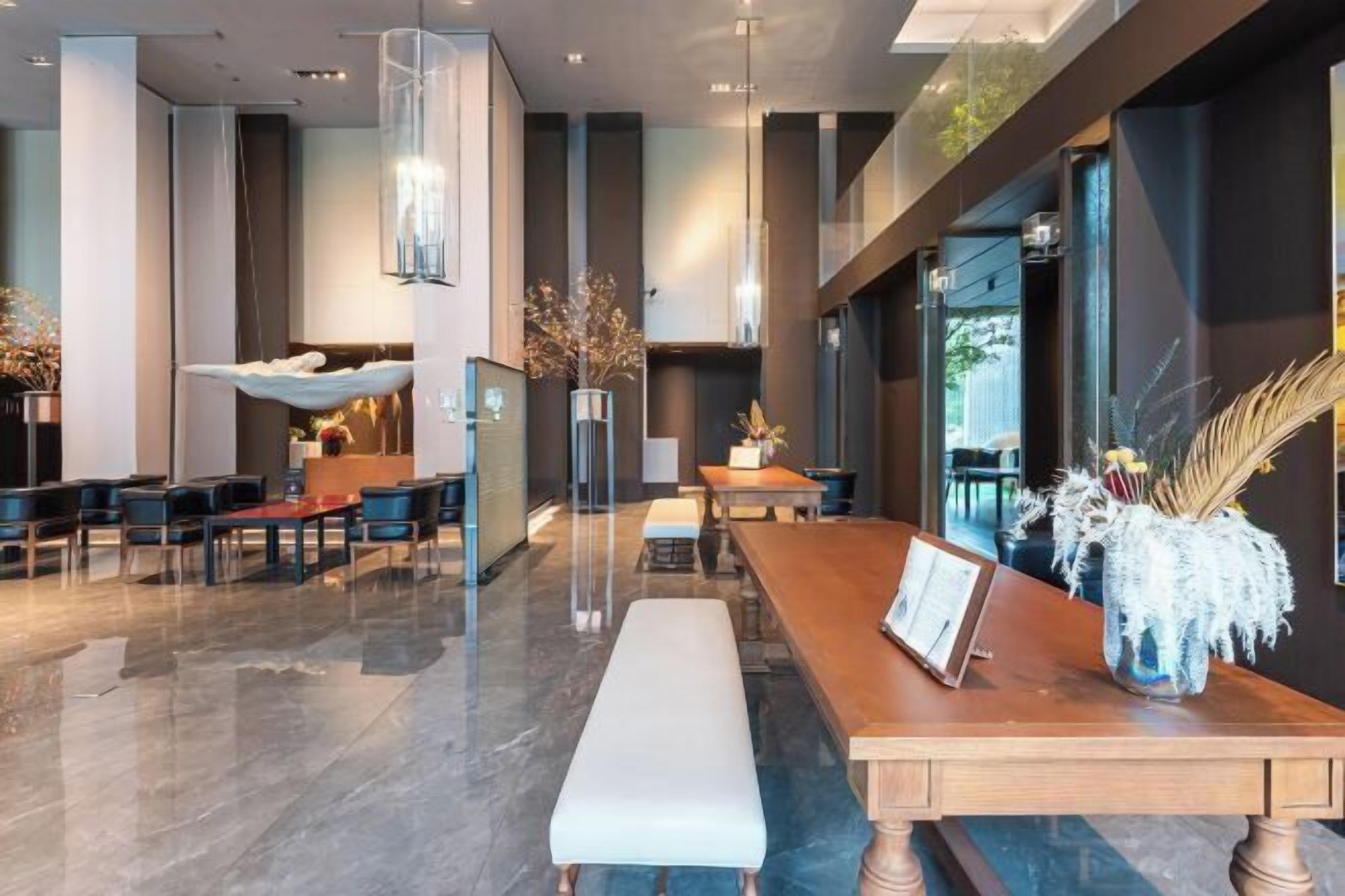 Lobby lounge